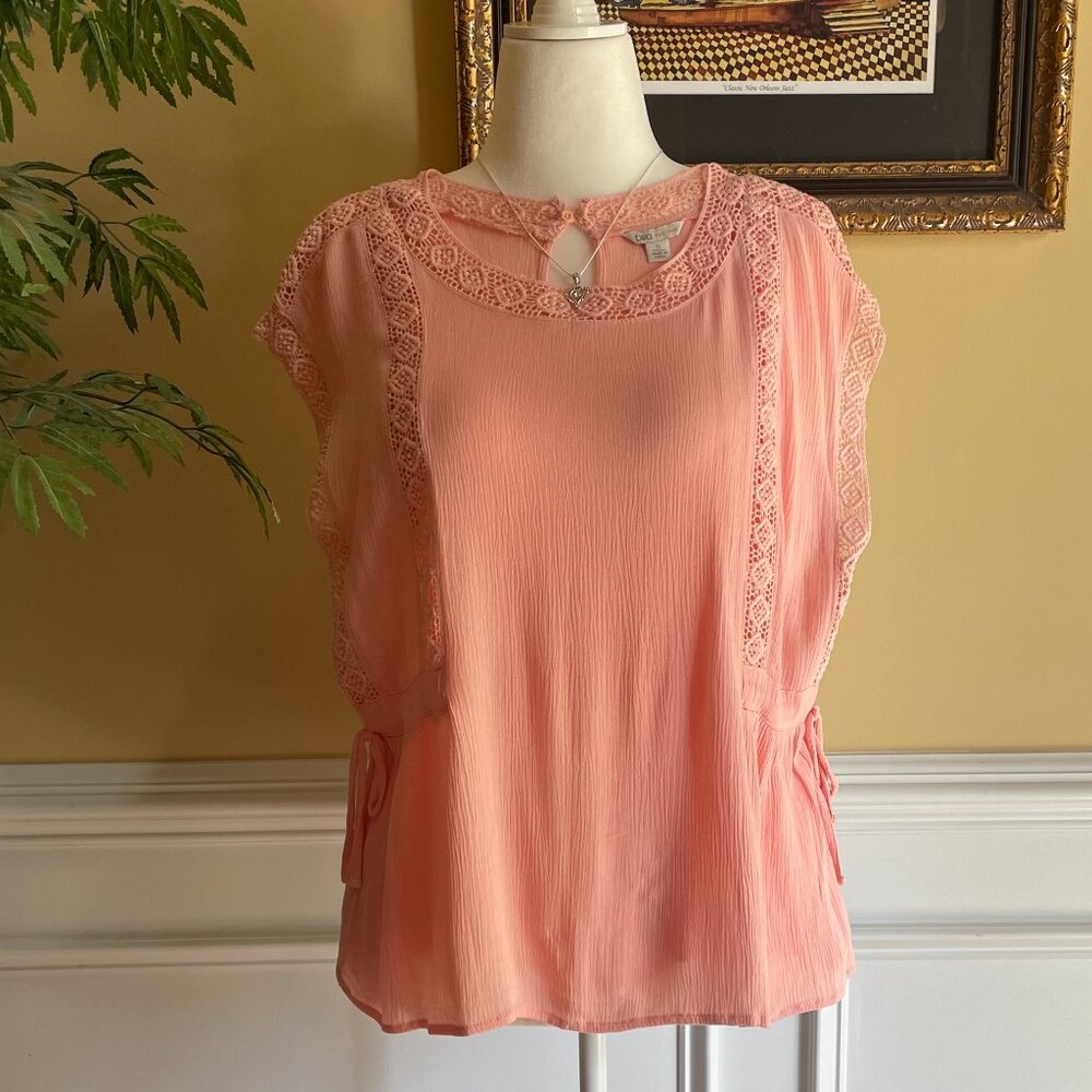 Cato Size Small Pale Peach/Pink Women's Top Round Neckline Keyhole Back Closure